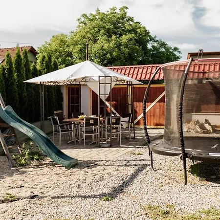 Rustica بيت ضيافة Bešeňová